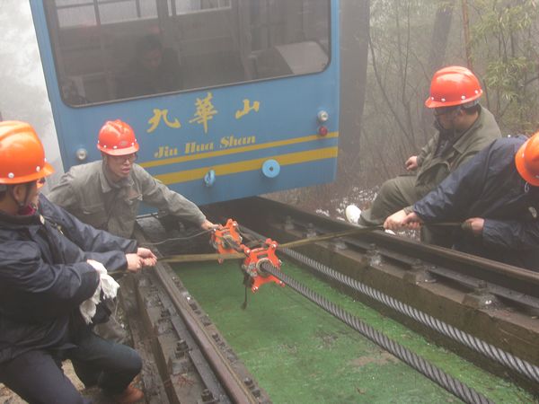 圖為國家索檢中心專家在九華股份纜車分公司檢測纜車鋼絲繩 圖為國家索檢中心專家在九華股份纜車分公司檢測纜車鋼絲繩